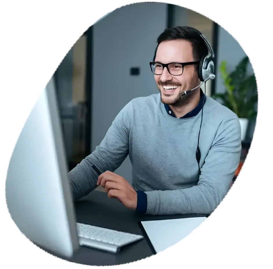 Businesswoman-and-smiling-businessman-discussing-work-in-restaurant@2x (2)